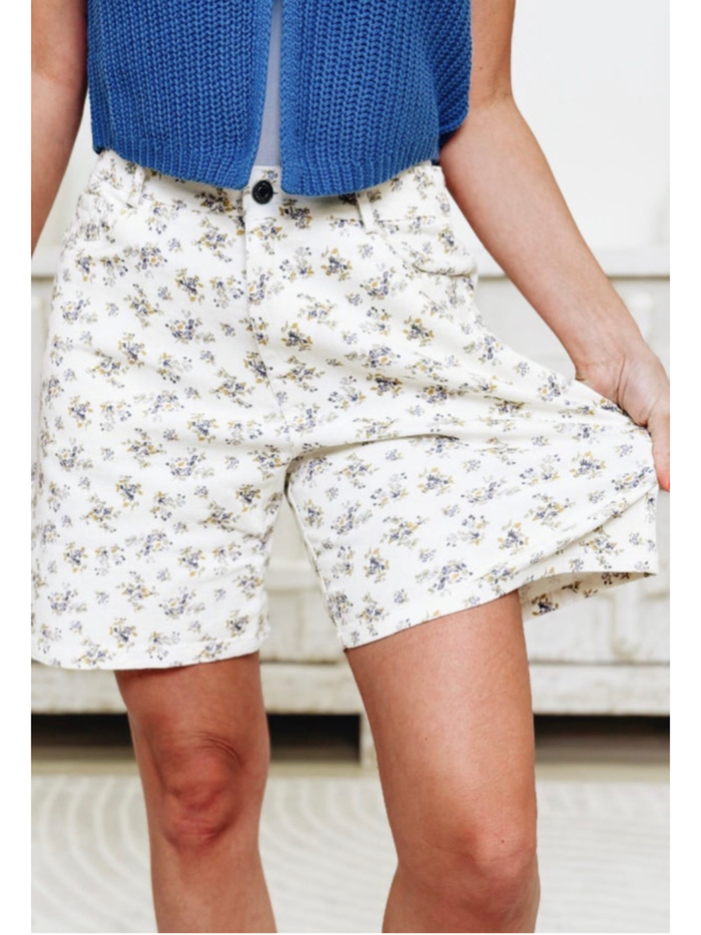Women's Anniewear White Floral Bermuda Shorts M - Picture 2 of 6